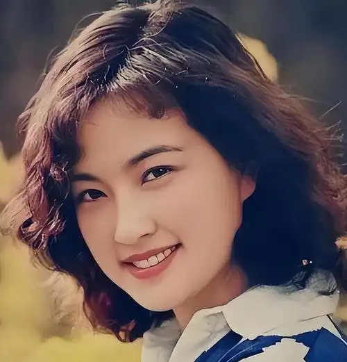 刘晓庆晒美照年轻漂亮称仍是少年网友劝她清醒评论区笑不活