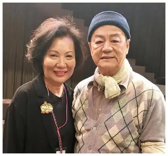 76岁狄龙发生车祸,百万豪车被撞坏,妻子站在车旁很心疼_事故_媒体