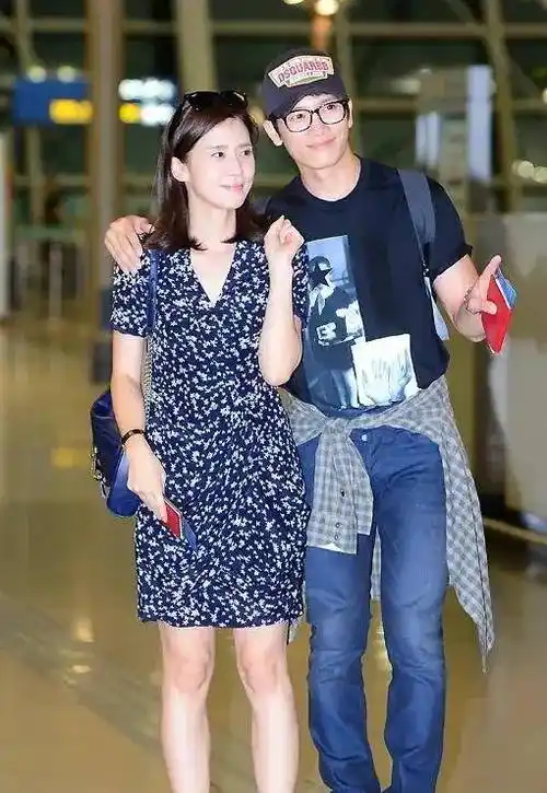 2004年,池晟拍戏期间恋上25岁的李宝英,敲开房门告白却被拒绝_赤晟