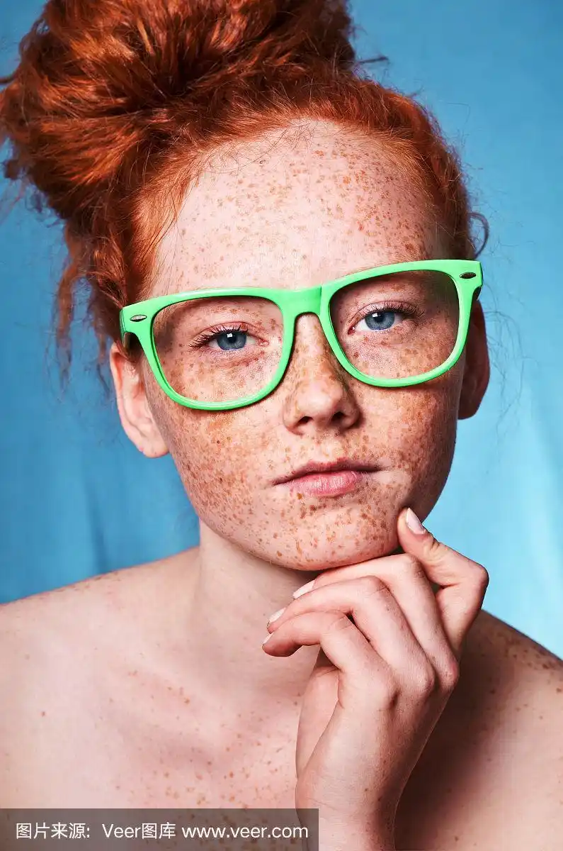 满脸雀斑的女孩
