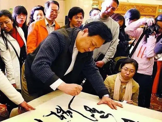 书法爱好者的心血结晶,值得天价回报吗最近,唐国强举办了一场个人书法