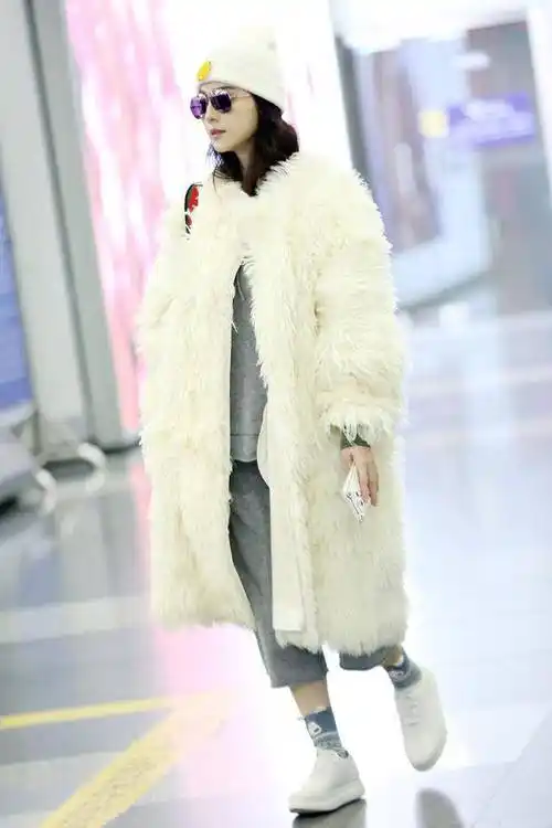 原创范冰冰为抢镜真够拼,大冬天"光腿"穿粉色皮草,美得真招摇