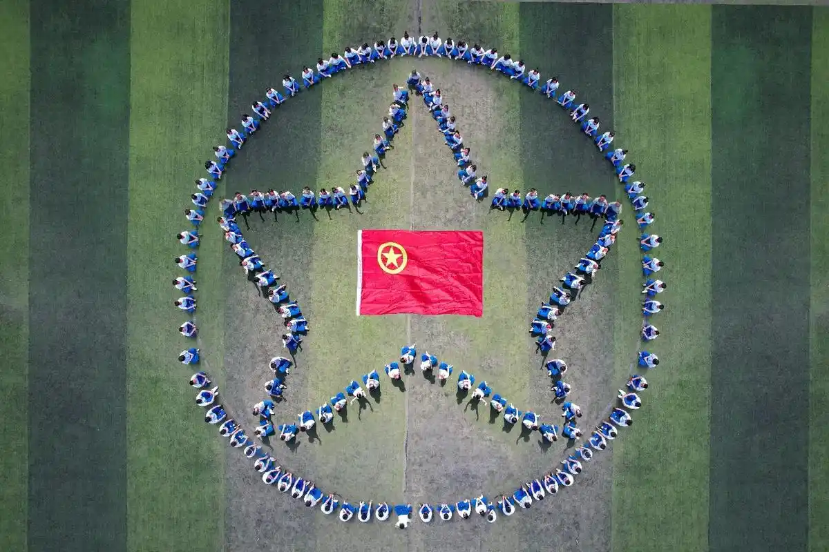 热烈庆祝中国共青团成立100周年. 我和团旗合个影. #五四 - 抖音