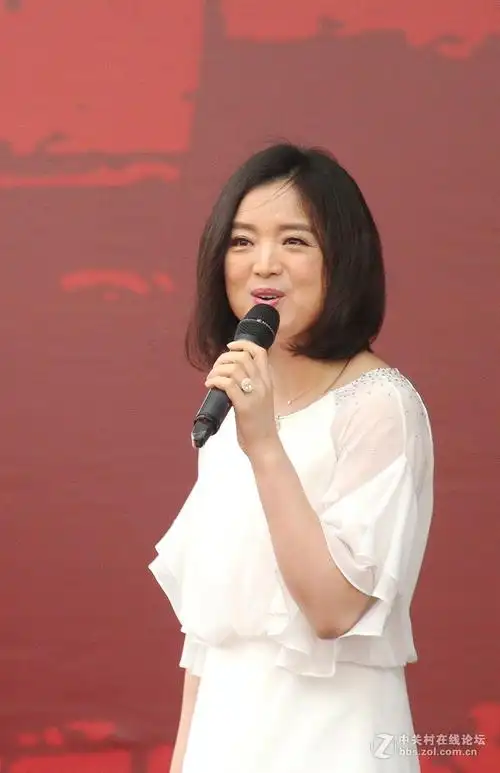 国家一级演员白雪在新市蚕花庙会上歌唱