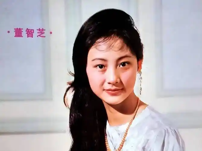 董智芝活脱脱的就如古典美人走到现实生活中一般,古代描摹高雅美女的