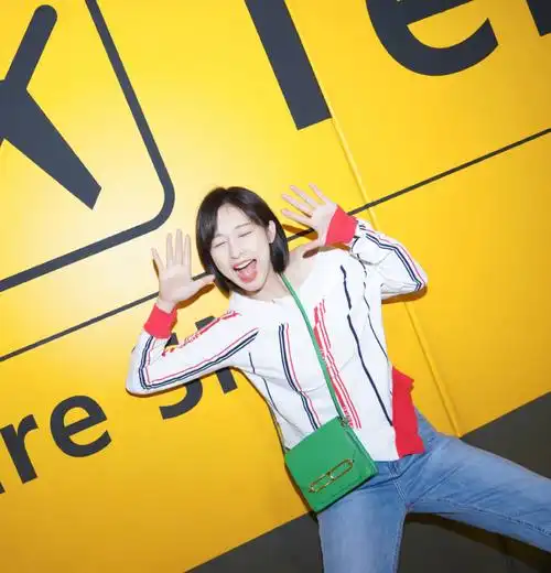 张俪白色一字肩上衣参加活动,各种搞怪造型满满的少女心