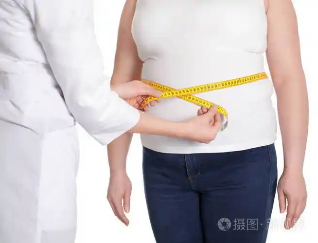 医生测量超重妇女的腰围孤立在白色特写