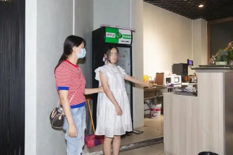 酒托女指认现场.重庆市南川区警方供图