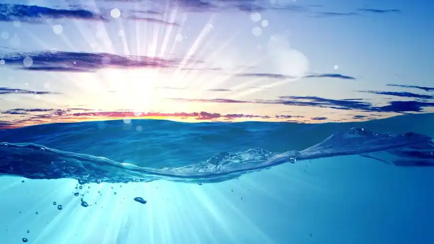 阳光下蔚蓝色的大海高清原图查看