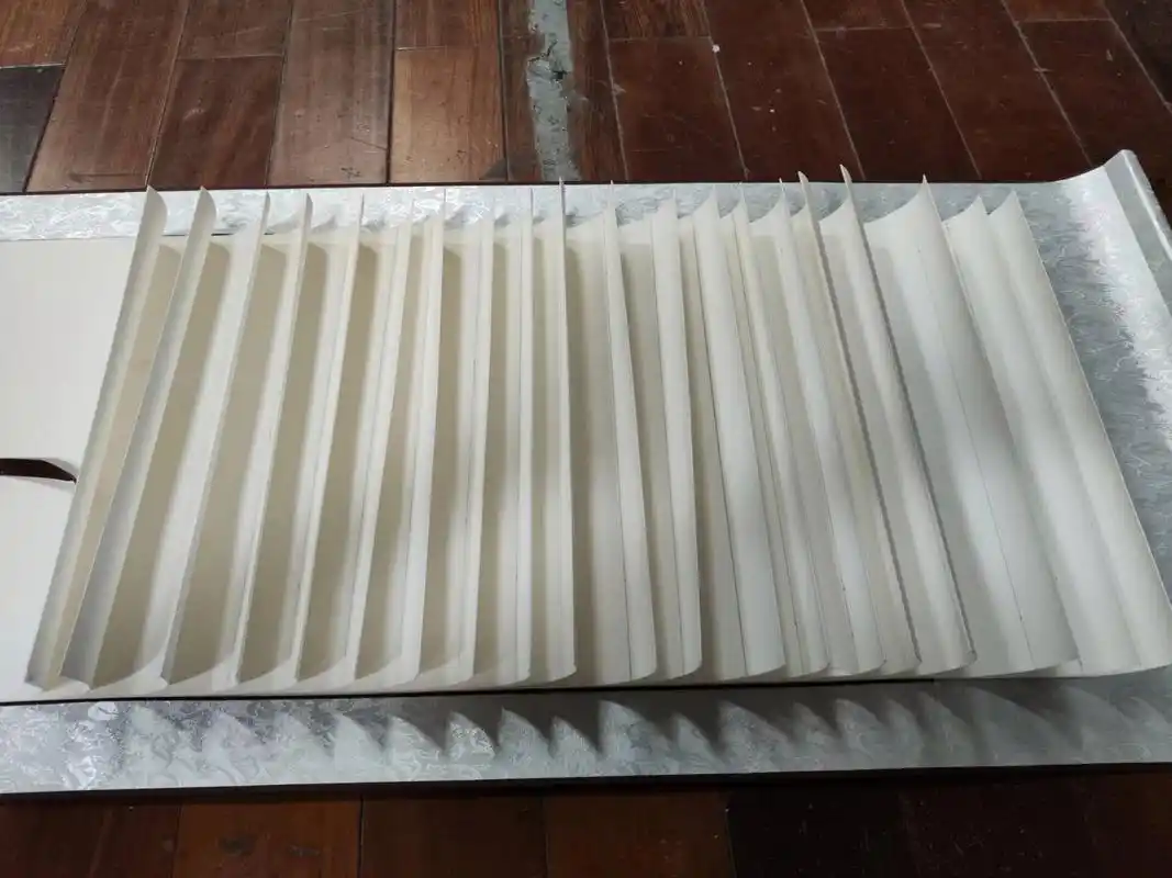 龙鳞装,是中国古代图书的一种装帧形式之一 , 亦称" 旋风装"