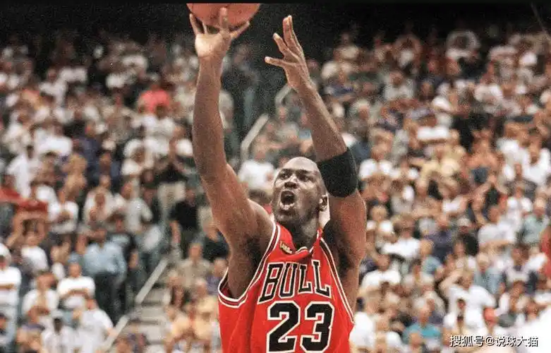 在霍华德的观念里面,欧文是nba历史上投篮技巧最佳的球员,其力压乔丹