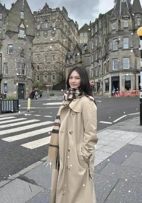 李湘晒王岳伦陪女儿看画展,14岁王诗龄穿长款大衣打扮