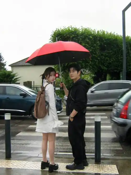 虞书欣晒与黄晓明胡一天合影 穿睡衣俏皮搂姜妍