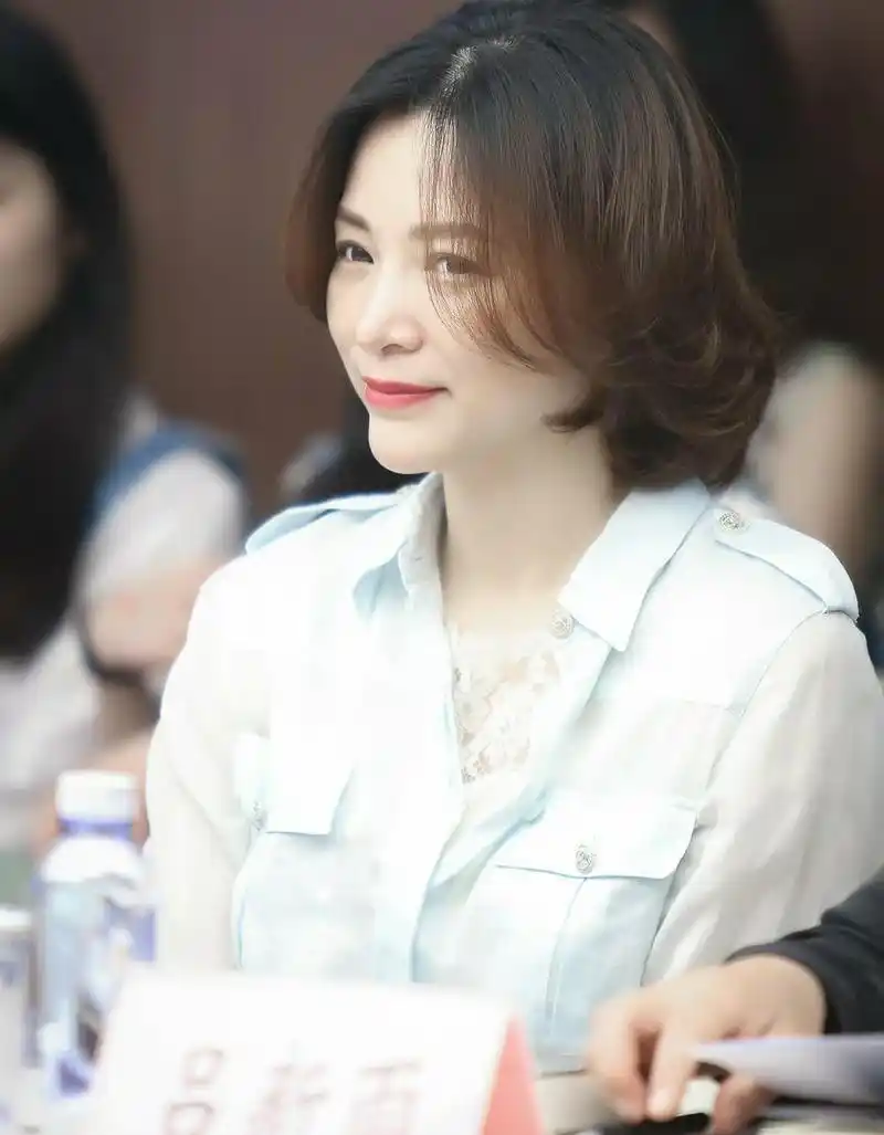 董卿换发型堪比整容,中分波波头配蕾丝内搭,塑造性感小女人形象|董卿|