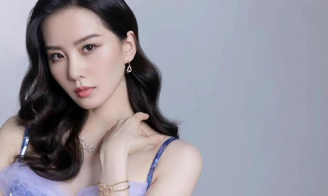 刘诗诗复古波浪卷发大片,蓝色亮片礼服显端庄气质.