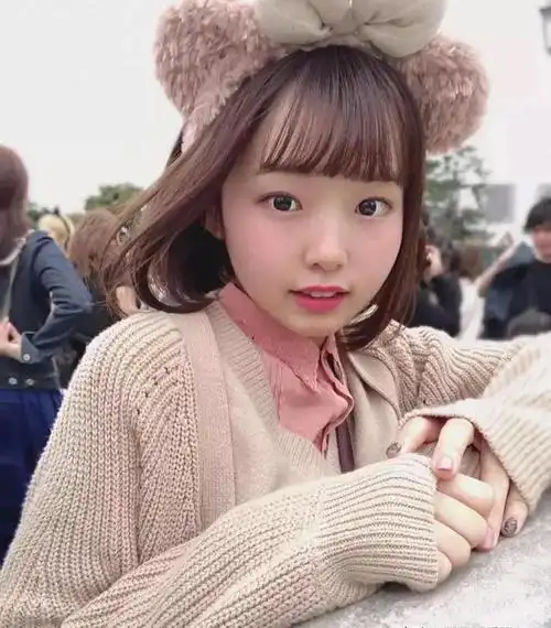 日本娱乐圈中有许多清纯可爱的女演员和偶像,而17岁的花咲ひより