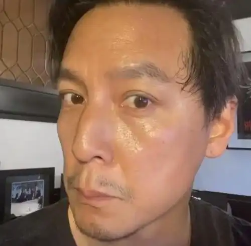 吴彦祖无滤镜不修图 怼脸自拍对焦稀疏发线