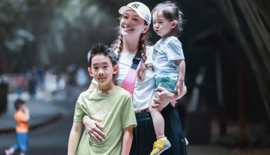 应采儿晒母子三人同框照二胎长发抢镜像女孩儿上海解封后直奔北京