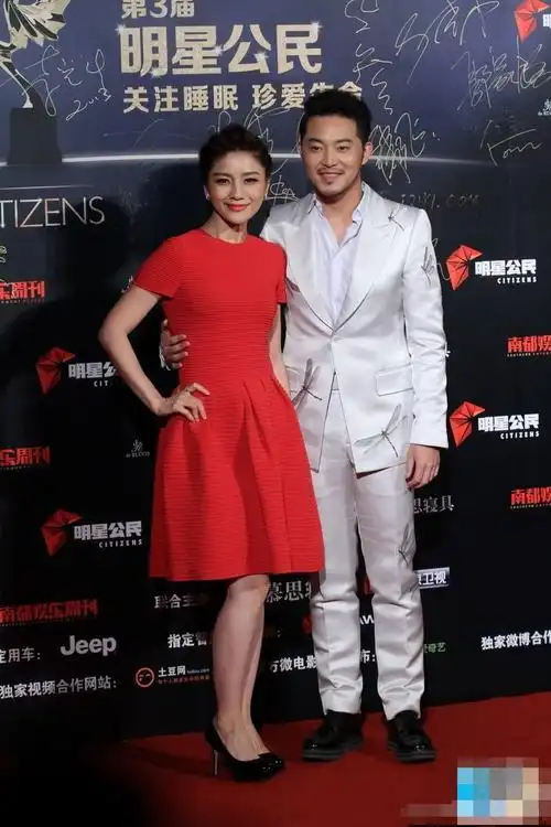 44岁胡可素颜现身,粉色穿搭暴露少女心,五五分身材尴尬了