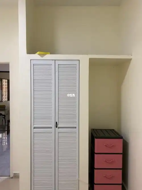 满意的砖砌衣橱