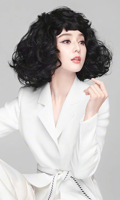 范冰冰接拍了一组写真,尝试各种发型,短发的范冰冰,秀出妩媚冷艳的