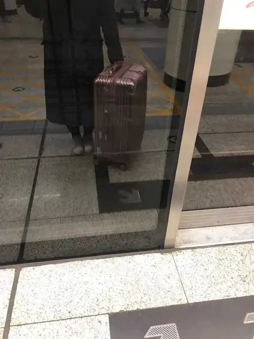 拿个大行李箱,杆都不用拉出来.