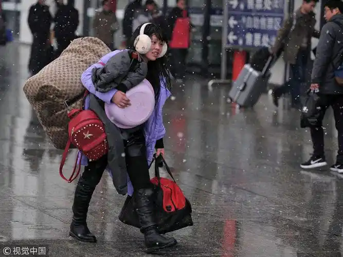 浙江金华漫天飞雪 返乡旅客风雪兼程赶高铁
