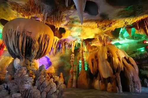 全程需过11处险弯,弯弯惊险,钻9处山洞,洞洞奇幻,因此,九仙洞漂也是