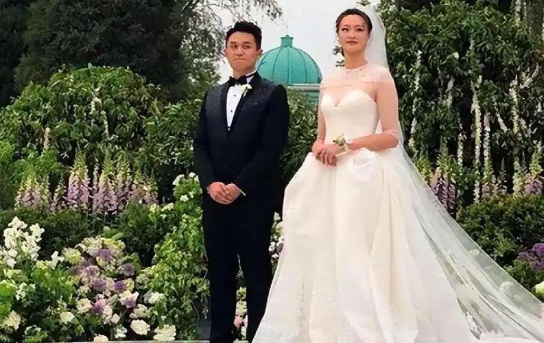 回顾排球女神惠若琪和矮个博士结婚五年穿旗袍显东方之美