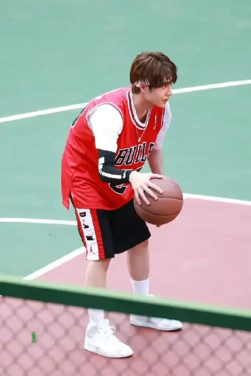 来看看是不是你暗恋的校草出来打篮球了,好像叫季向空@uniq-王一博#王