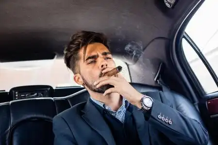 租巴士巴士公司男人吸烟雪茄采用豪华轿车照片