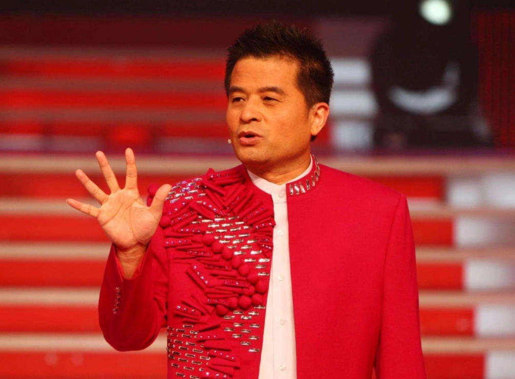 63岁毕福剑近况曝光!满脸浮肿双目无神,被亲侄拉着当"背景板"