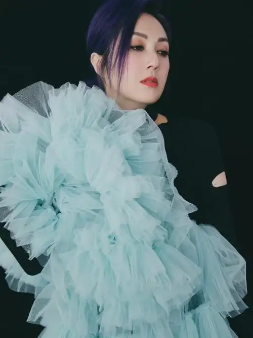 杨千嬅在全国多个城市举办演唱会,献唱多首经典歌曲,引发共鸣