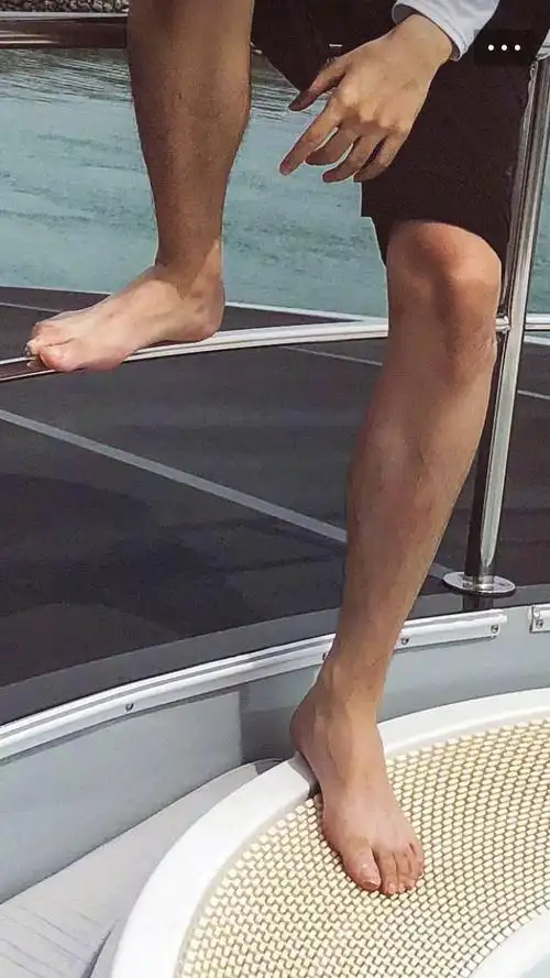 吴亦凡晒帅照网友焦点跑偏不剪脚趾甲耳屎照也亮了