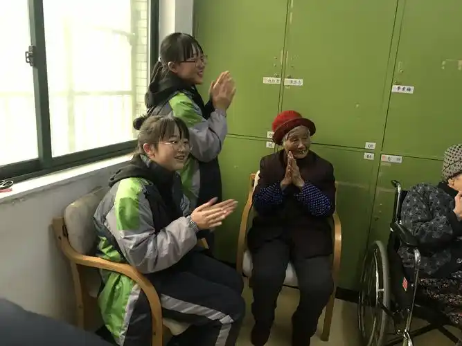 立信13班社会实践之敬老院关爱老人(女生组)