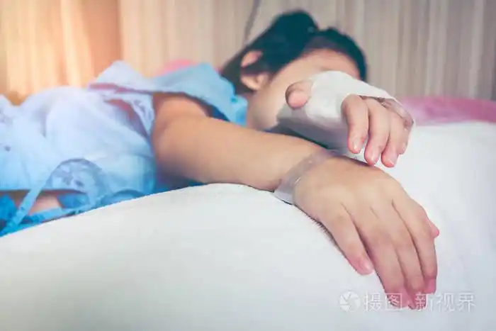 患病亚洲儿童入院时用生理盐水静脉注射 (iv) 滴在手上