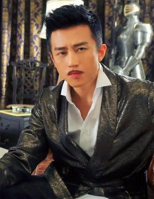 2019年,由邓超投资兼与俞白眉执导的电影《银河补习班》上映,8.