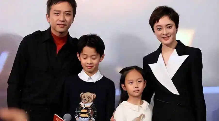 年龄差距逐渐被社会接受,甚至成为某种潮流的当代背景下,邓超和孙俪的