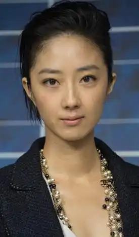 原创桂纶镁近照曝光气质优雅37岁仍不想生子人生阅历不只生小孩