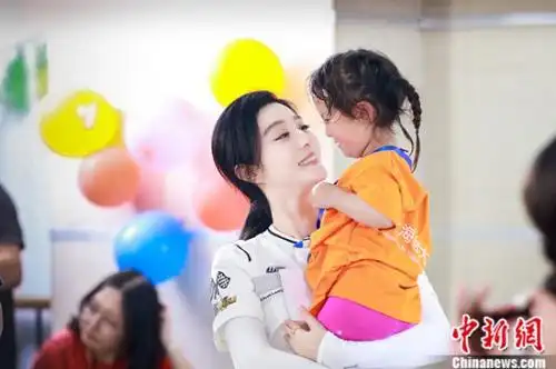 范冰冰怀抱着病患孩子,神态亲切