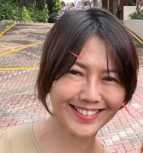 46岁孙燕姿罕露面!素颜和家长合影,毛孔太真实,儿子学费仅800元