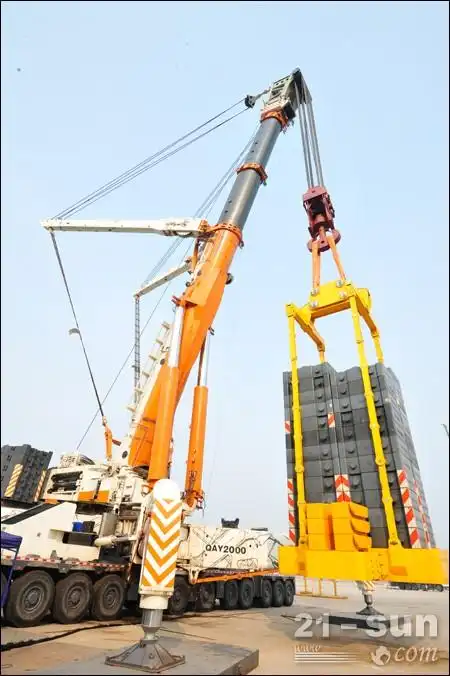 中联重科qay2000全地面起重机完成了6000吨·米的最大额定起重力矩吊