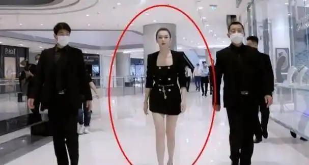 戚薇现身商场,穿10cm凉鞋自带"霸总范",这体型哪有98斤_活动_镜头