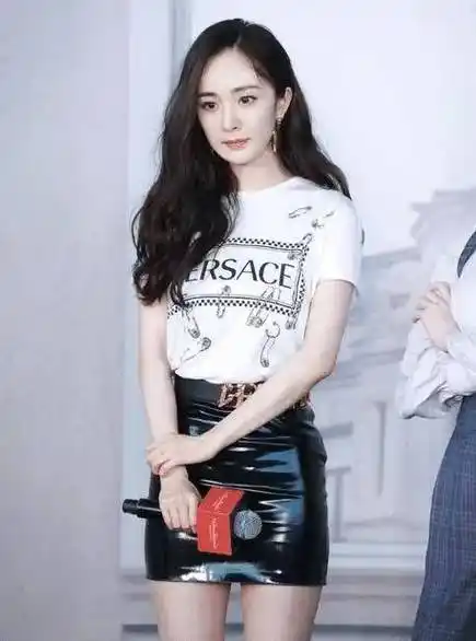 杨幂太有心机了超短皮裙还故意穿小号显身材惊现蜜桃臀