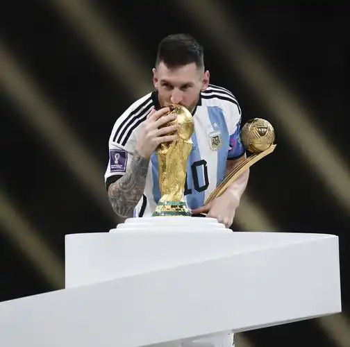 卡塔尔世界杯阿根廷点胜法国三夺世界杯梅西终捧大力神杯