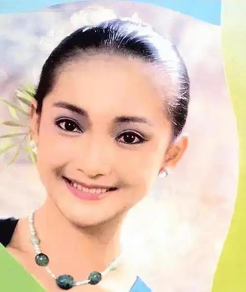 尽管家境并不富裕,但作为家中的宝贝,周迅从小生活在父母无微不至的