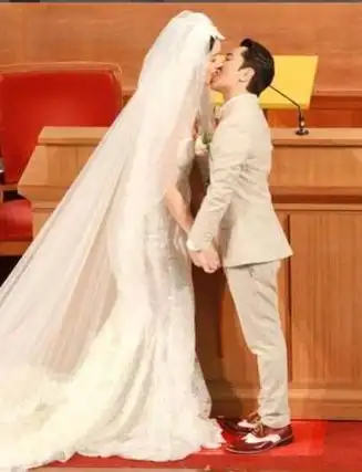 网易娱乐2月15日报道2015年2月15日,王祖蓝李亚男在情人节的甜蜜气氛