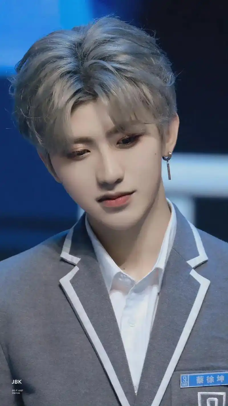 蔡徐坤 大概是光78 所到之处才会时时明亮如萤火～～#不止一