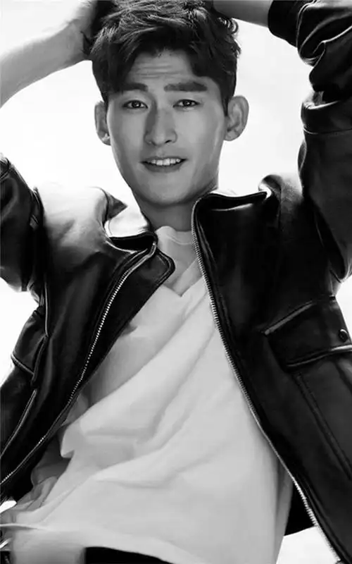 张翰随性硬朗写真