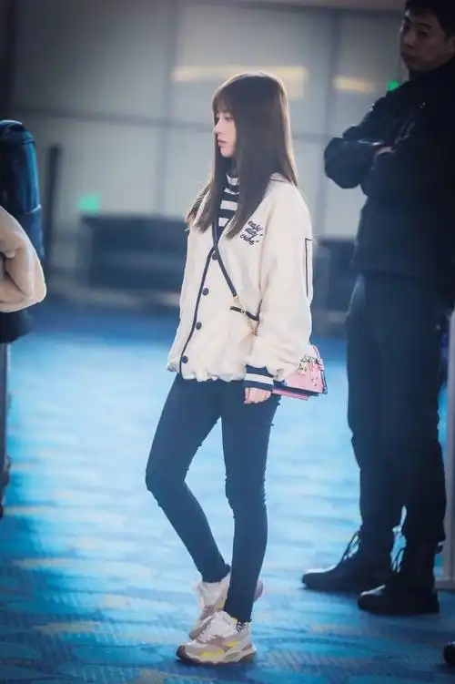 鞠婧祎机场##鞠婧祎淡妆黑长直